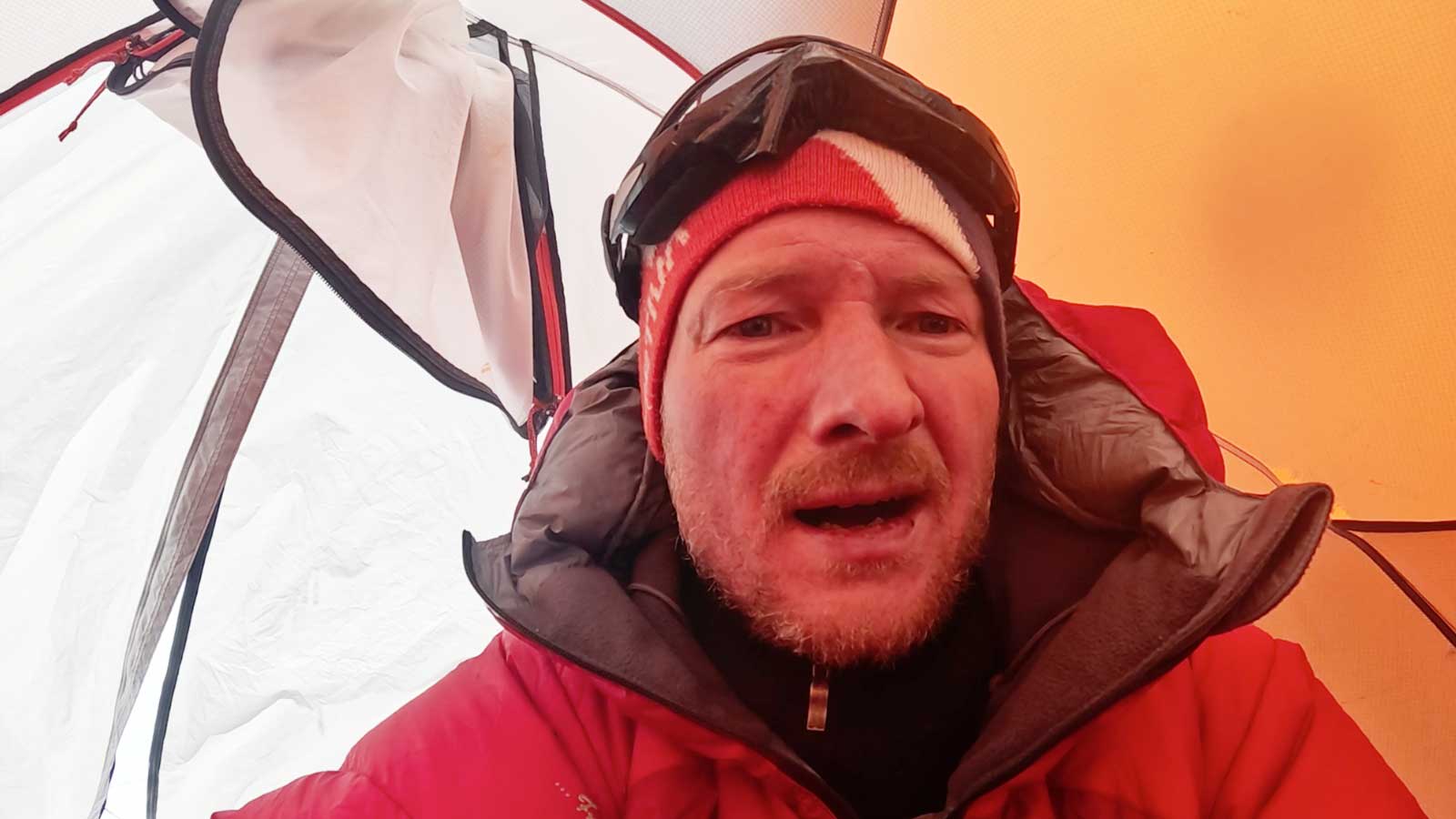 Bergsteiger Marc Grün emotinal im Zelt auf dem Manaslu in Nepal