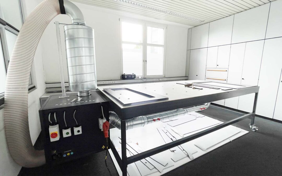 Gluing without vapors? Extraction table for Merk & Partner