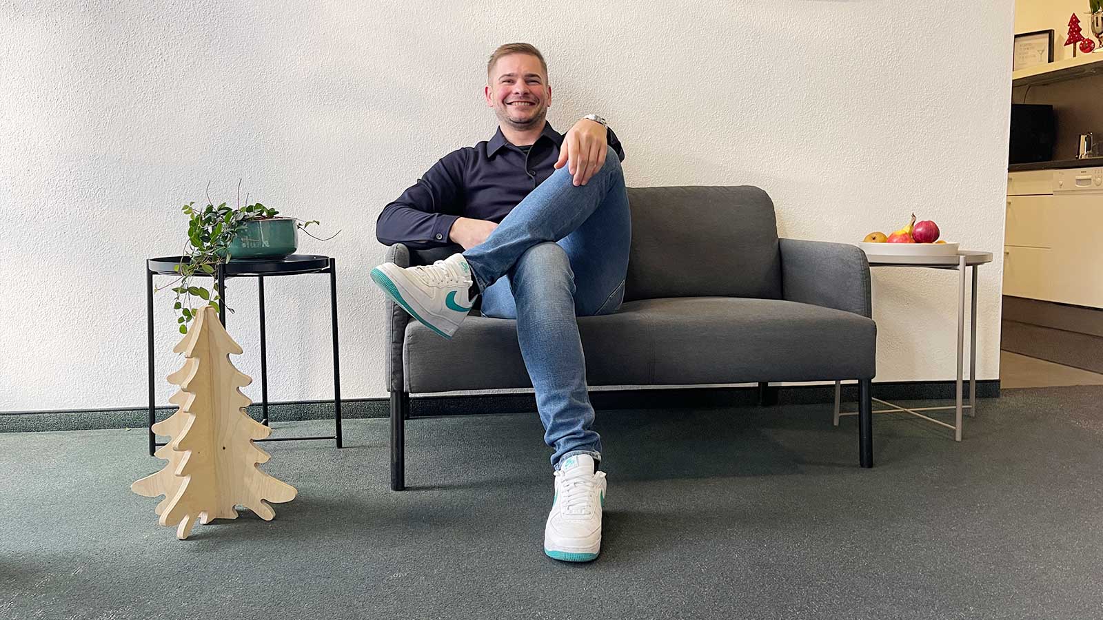 New thoroughbred salesman on board! Meet Achim, our party animal in the sales team! 🐼