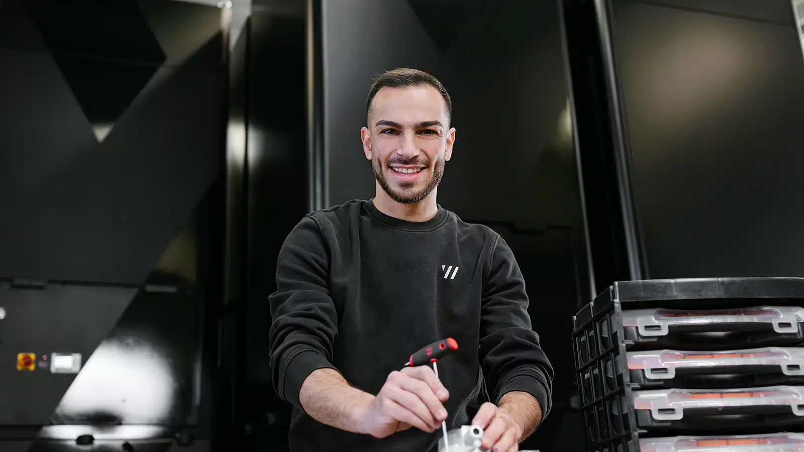 09-26–Mitarbeitervorstellung-DR–WEB WERKER Danilo, Mitarbeiter in der Produktion unserer Absauganlagen